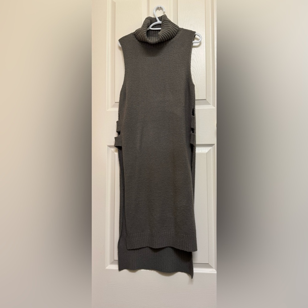 Beautiful sleeveless sweater small size